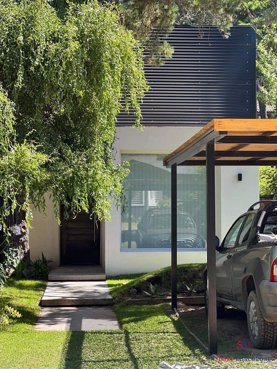 Casa de 2 dormitorios con jardín, deck y parrilla - Imagen 1