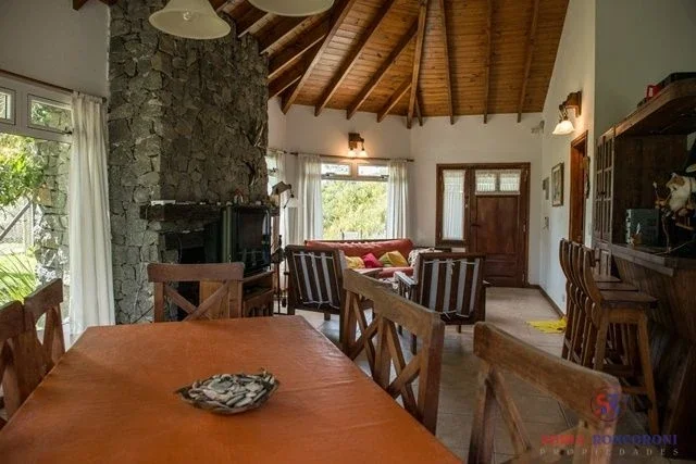 Casa Lorien en alquiler temporario de 3 dormitorios con cochera en Mar Azul - Imagen 2