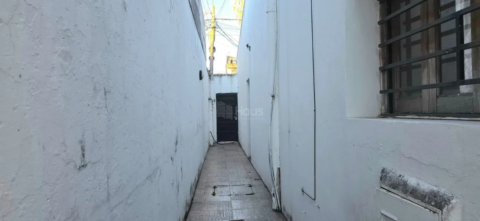 Venta terreno con dos casas y cochera - Omar Carrasco 2400 - Imagen 1