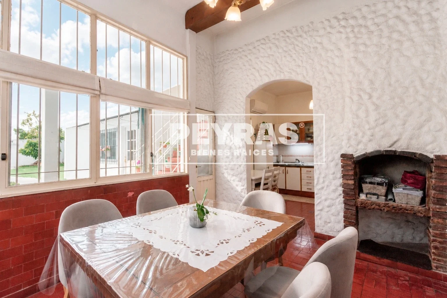 Casa 4 Ambientes con Parque, Quincho y Cochera en Lanús Este - Imagen 2