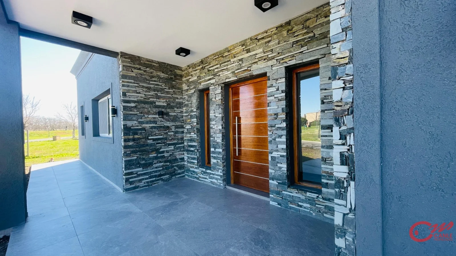 Casa en venta c/ cochera en San Sebastián - Imagen 1