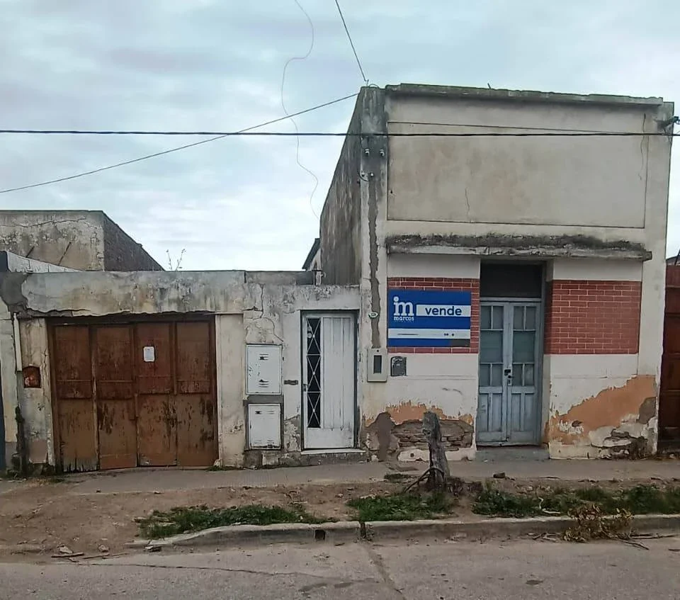 Chalet en venta de 2 dormitorios c/ cochera en Punta Alta - Imagen 1