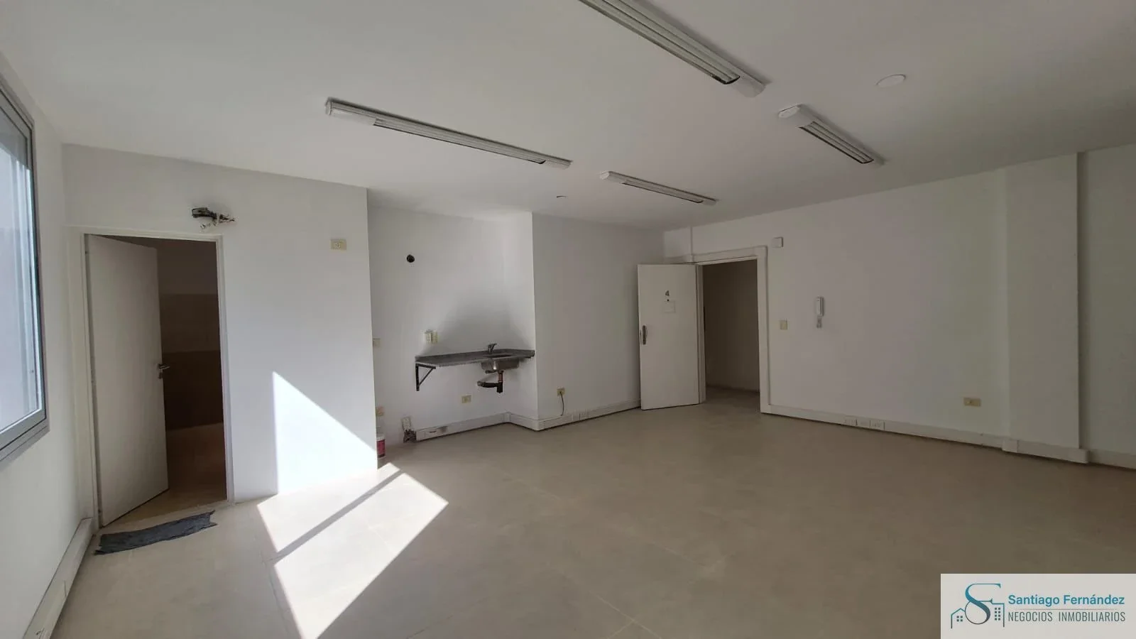 Oficina en alquiler 50 m2  1 despacho Office baño cochera Pilar - Imagen 3