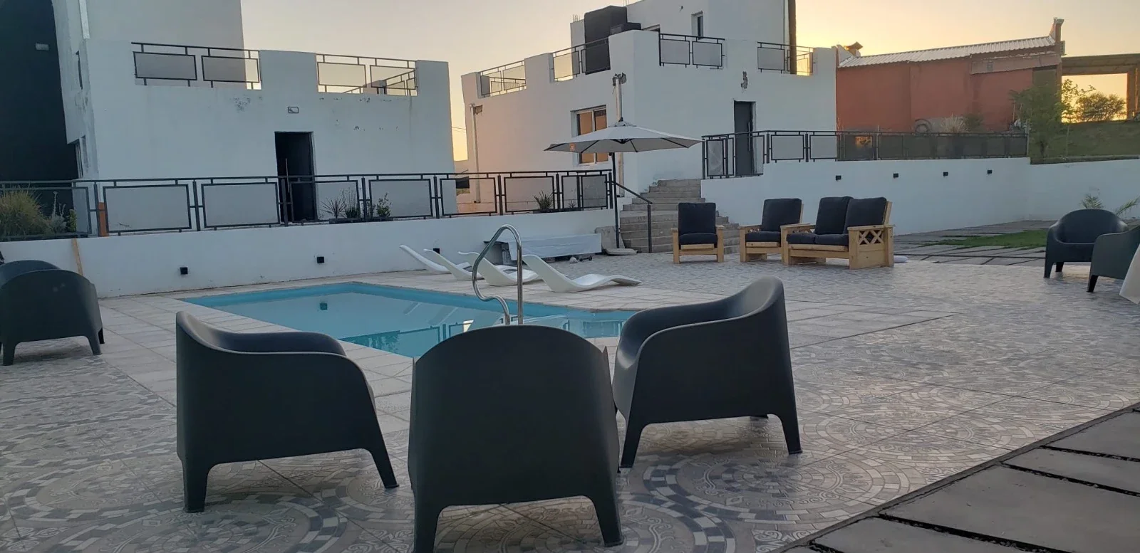 Complejo inmobiliario residencial, dos duplex a estrenar y dos dptos a terminar - Imagen 2