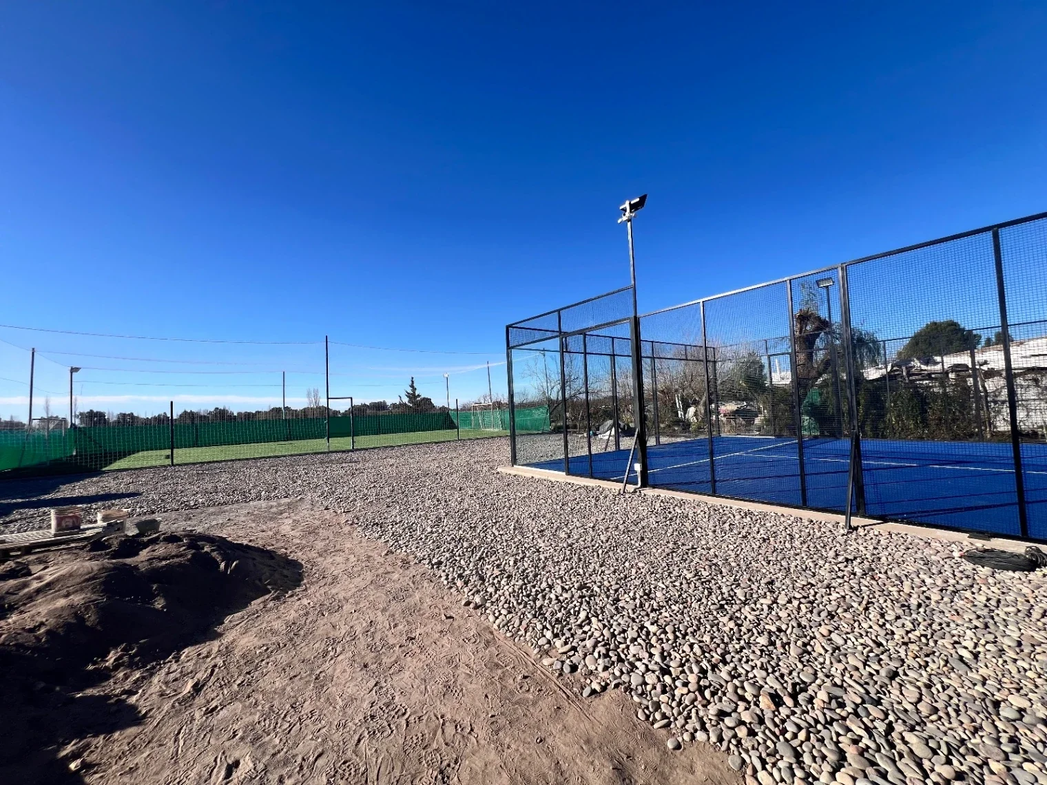Complejo con cancha de pádel y futbol 5 con bufete a estenar  venta en San Rafael - Imagen 2