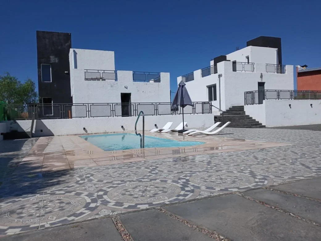 Complejo inmobiliario residencial, dos duplex a estrenar y dos dptos a terminar - Imagen 1