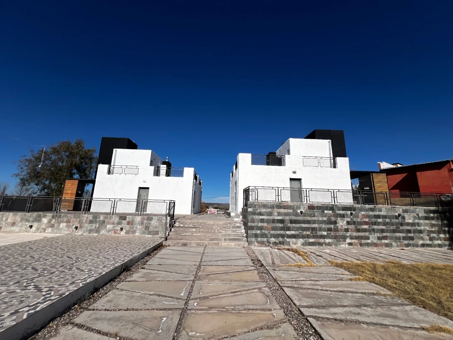 Complejo inmobiliario residencial, dos duplex a estrenar y dos dptos a terminar - Imagen 3