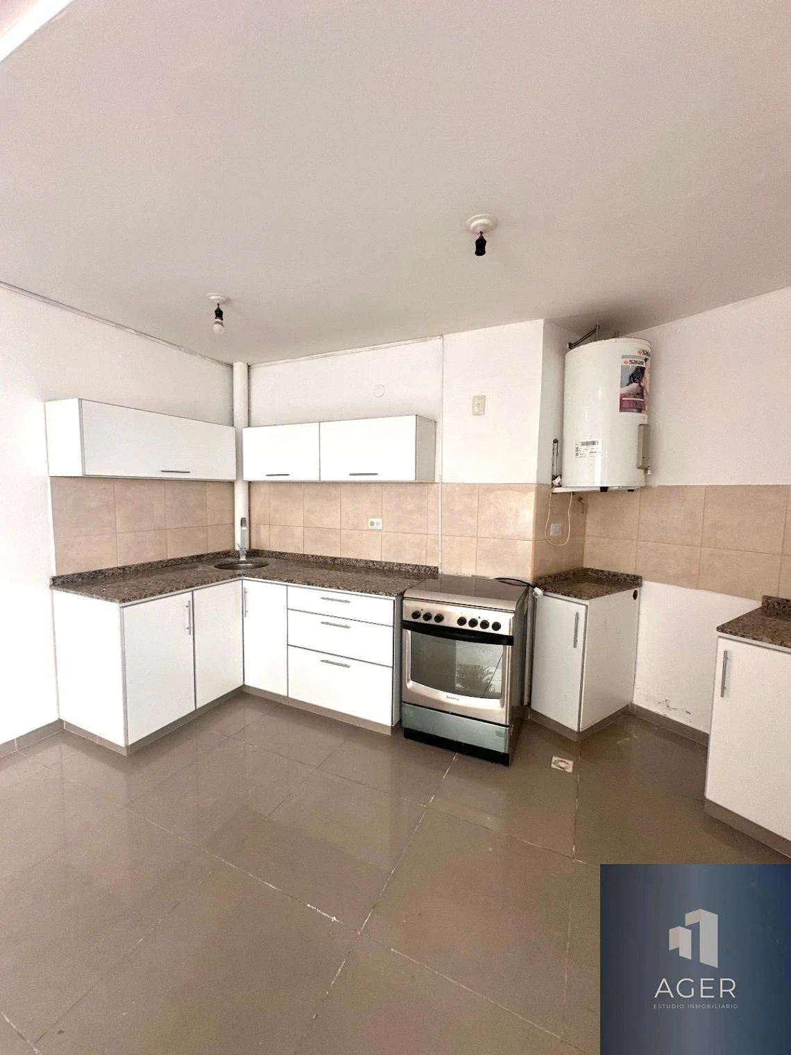 ALQUILA DUPLEX / ZONA ALTA (A UNA CUADRA DE AV. OCAMPO) - Imagen 3