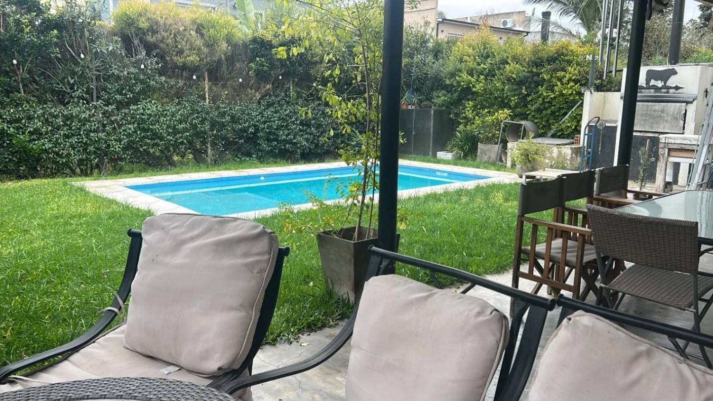 Casa en  Barrio Los Olivares, 4 ambientes con piscina - Imagen 3