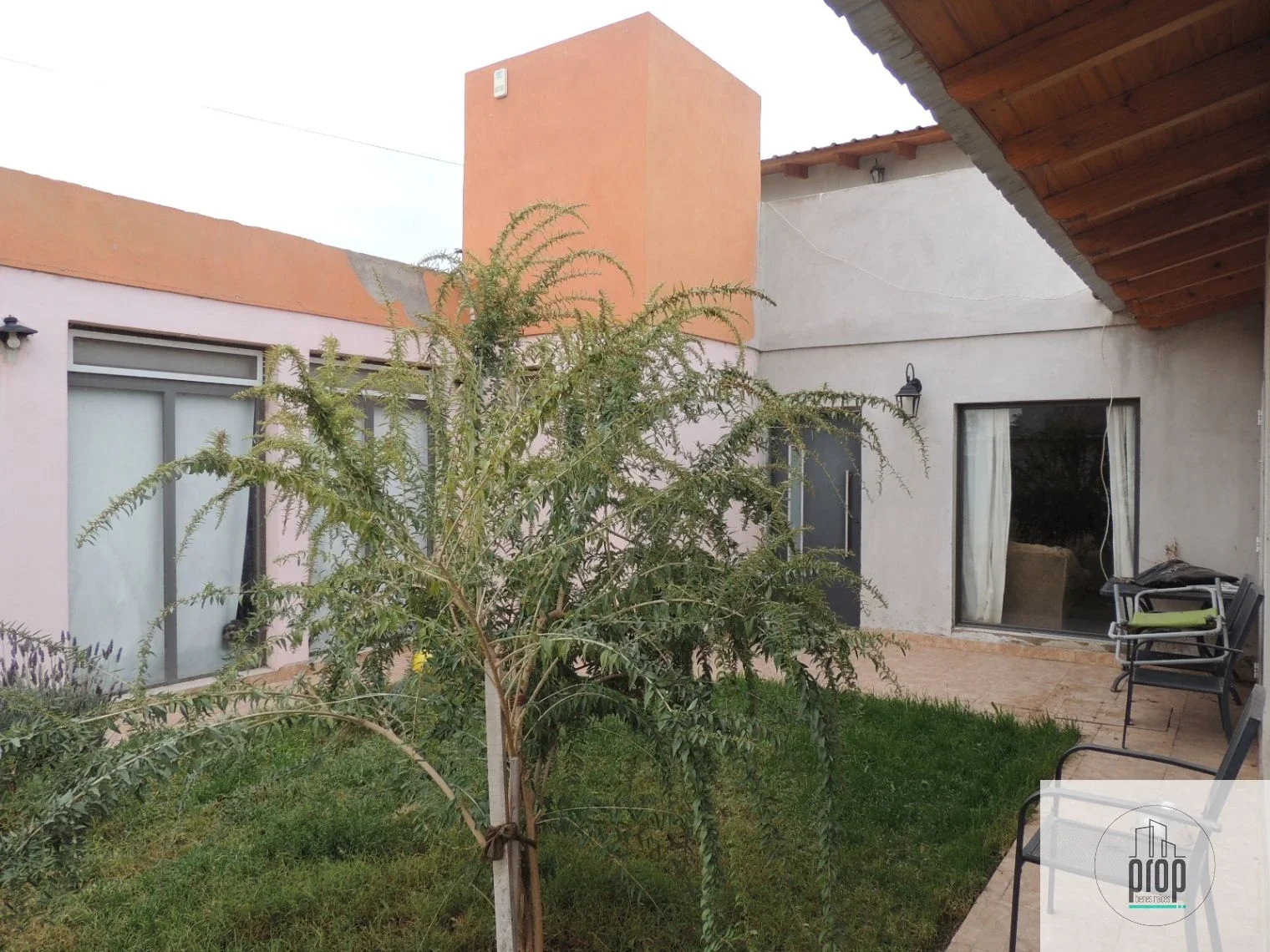 Casa en venta c/ cochera en General Fernández Oro - Imagen 3