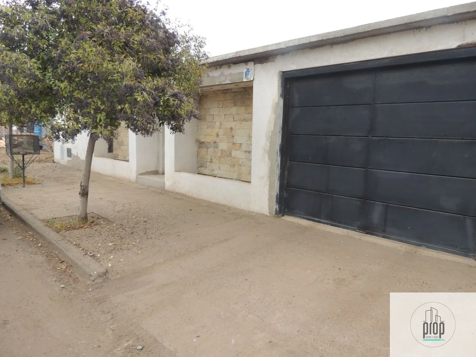 Casa en venta c/ cochera en General Fernández Oro - Imagen 1