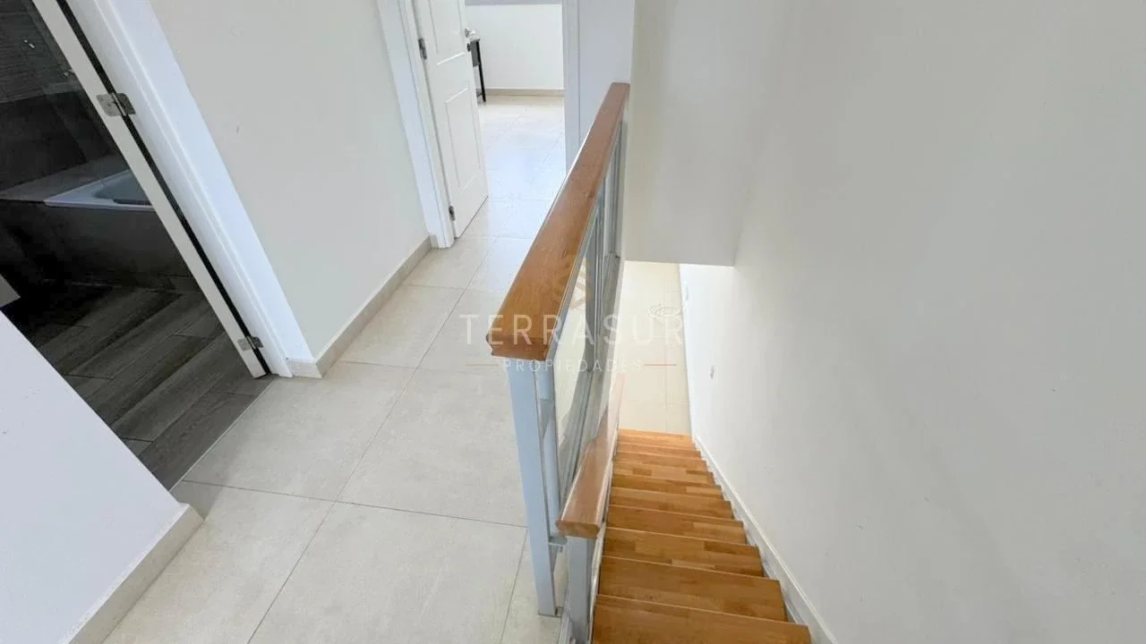 Departamento dúplex de 2 dormitorios en zona Municipalidad en alquiler! - Imagen 4