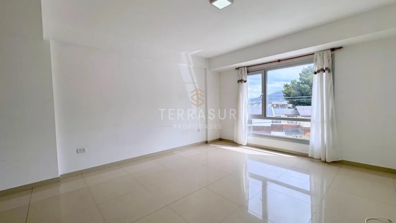 Departamento dúplex de 2 dormitorios en zona Municipalidad en alquiler! - Imagen 3