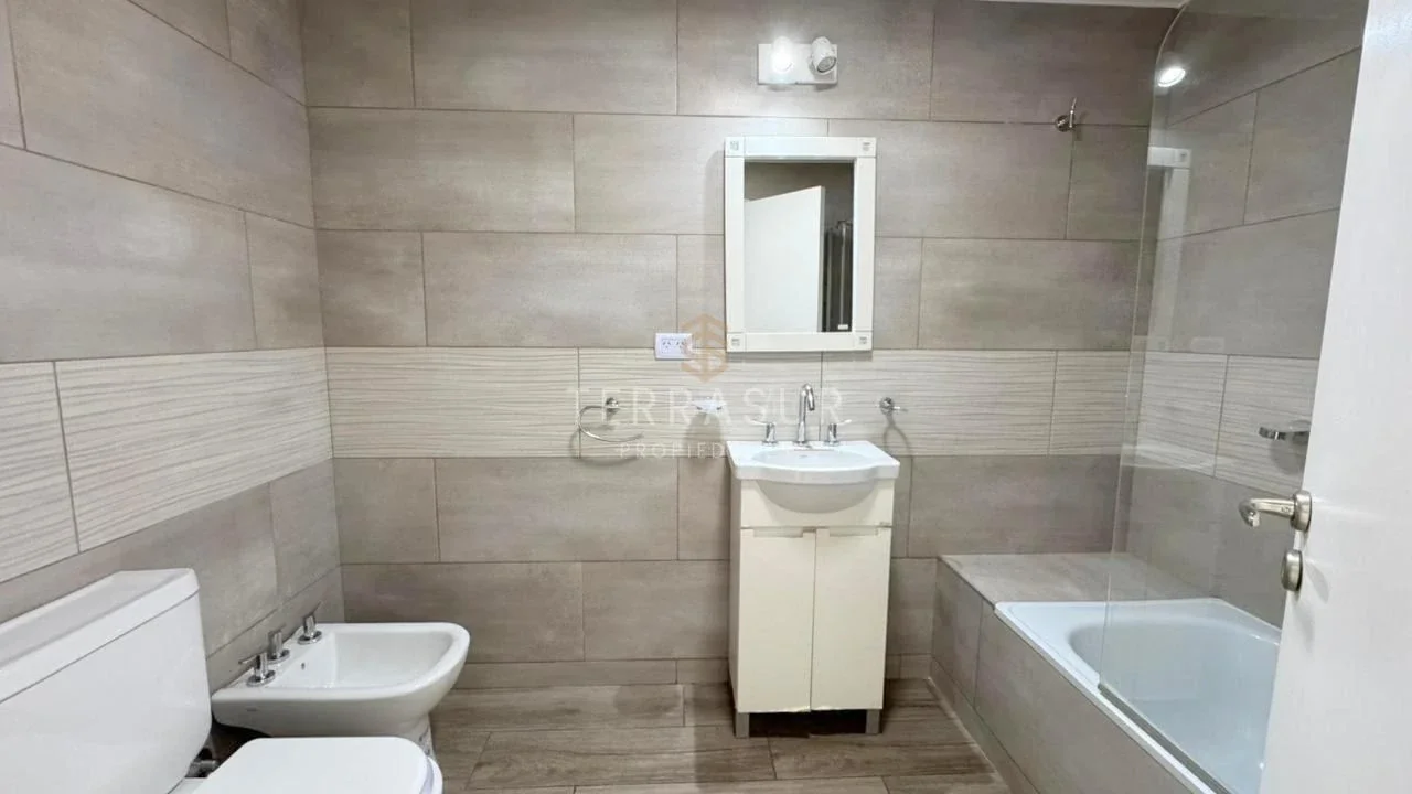 Departamento dúplex de 2 dormitorios en zona Municipalidad en alquiler! - Imagen 5