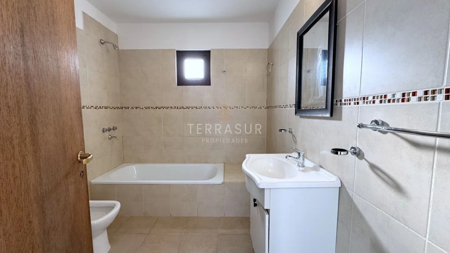 Dúplex en VENTA de 3 dormitorios c/ cochera en Ushuaia - Imagen 3