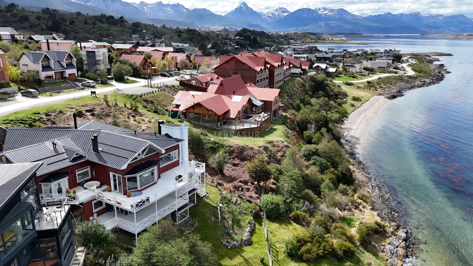 Casa en venta c/ cochera en Ushuaia - Imagen 1