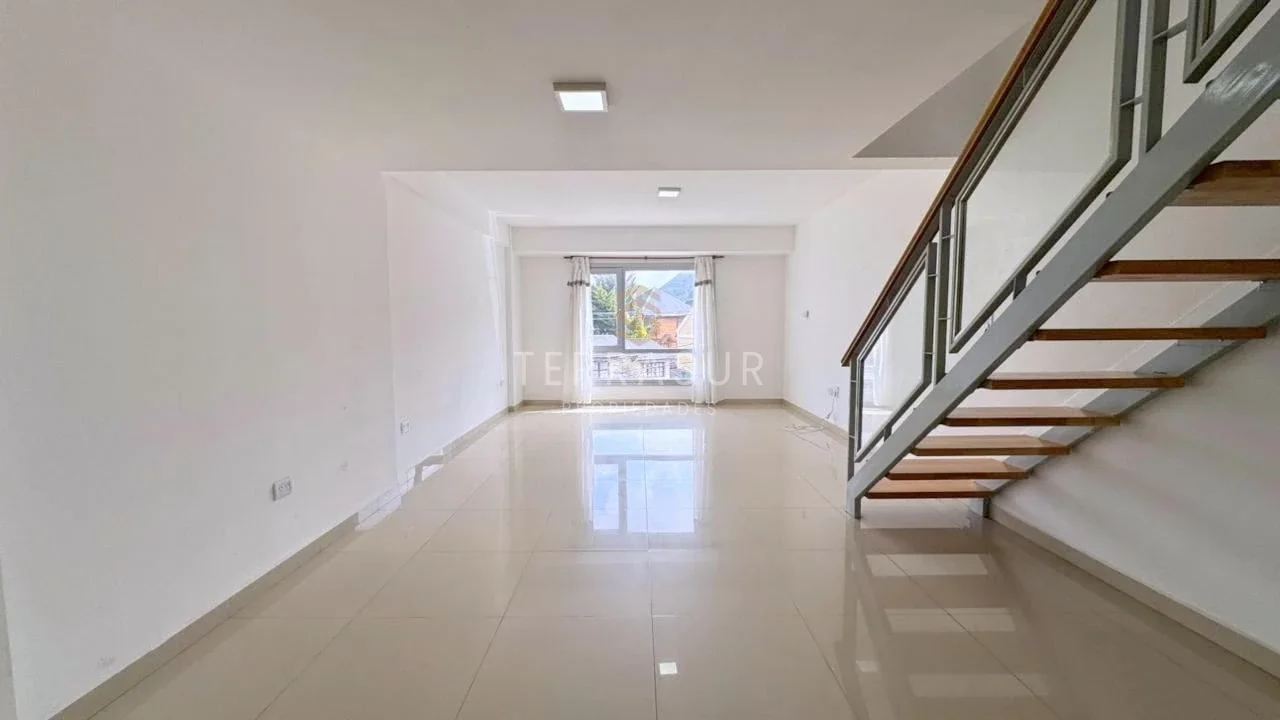 Departamento dúplex de 2 dormitorios en zona Municipalidad en alquiler! - Imagen 1