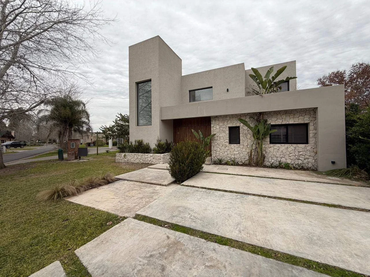 Impecable Casa Moderna de 250 m² en Barrio Privado Weston – Excelente Categoría - Imagen 1