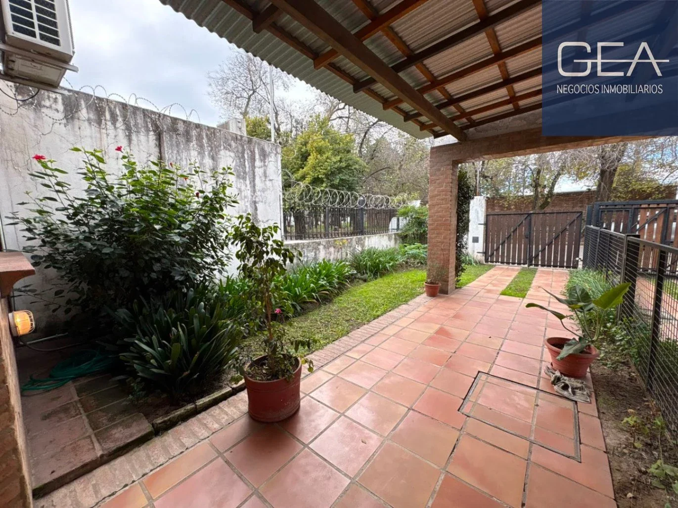 VENTA. B° GRANJA DE FUNES. DÚPLEX 3 DORMITORIOS, GALERÍA, ASADOR, PATIO, COCHERA - Imagen 5