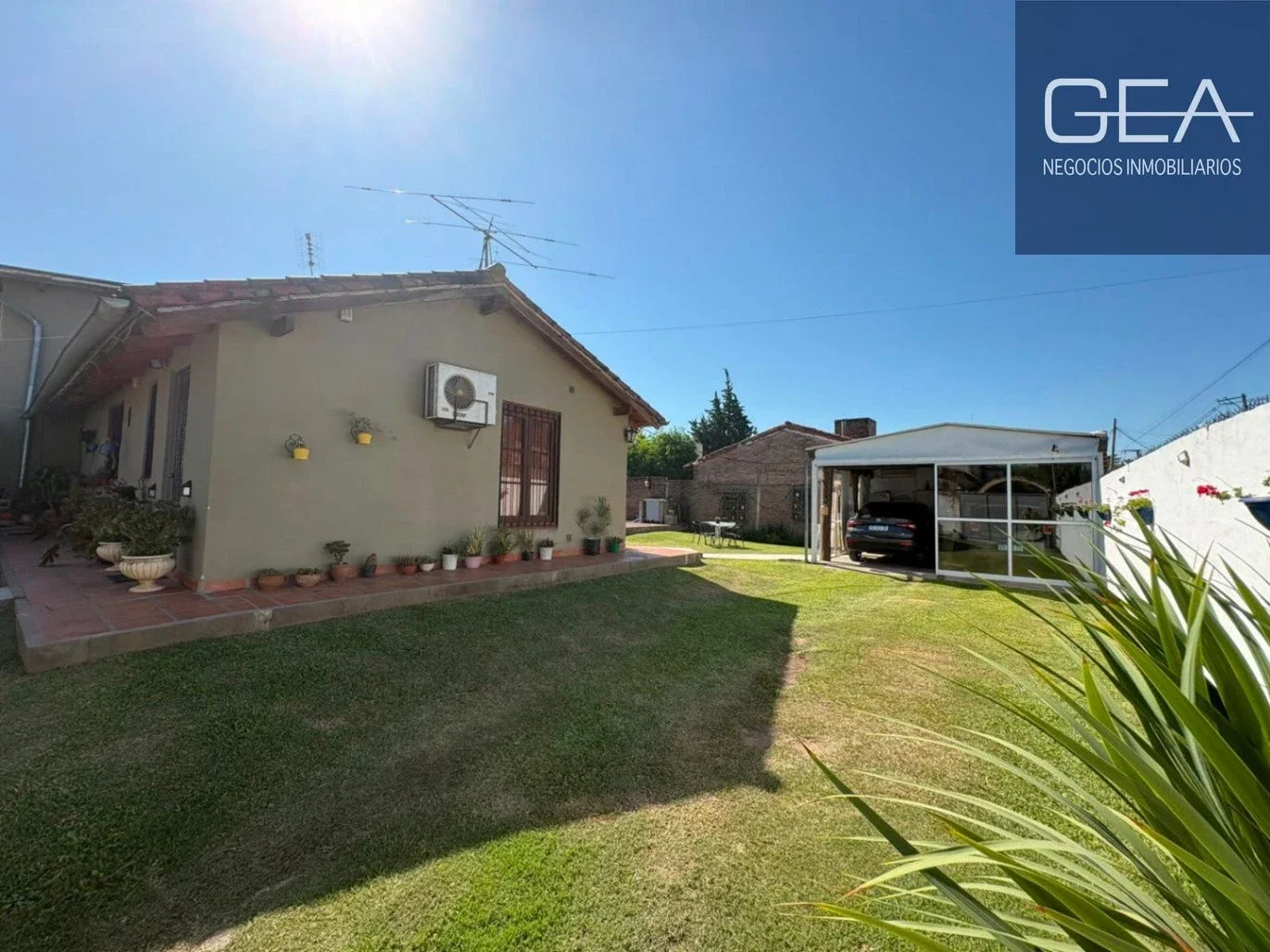 VENTA. VILLA RIVERA INDARTE. CASA 3 DORMITORIOS. PILETA. COCHERA. APTA CRÉDITO! - Imagen 2