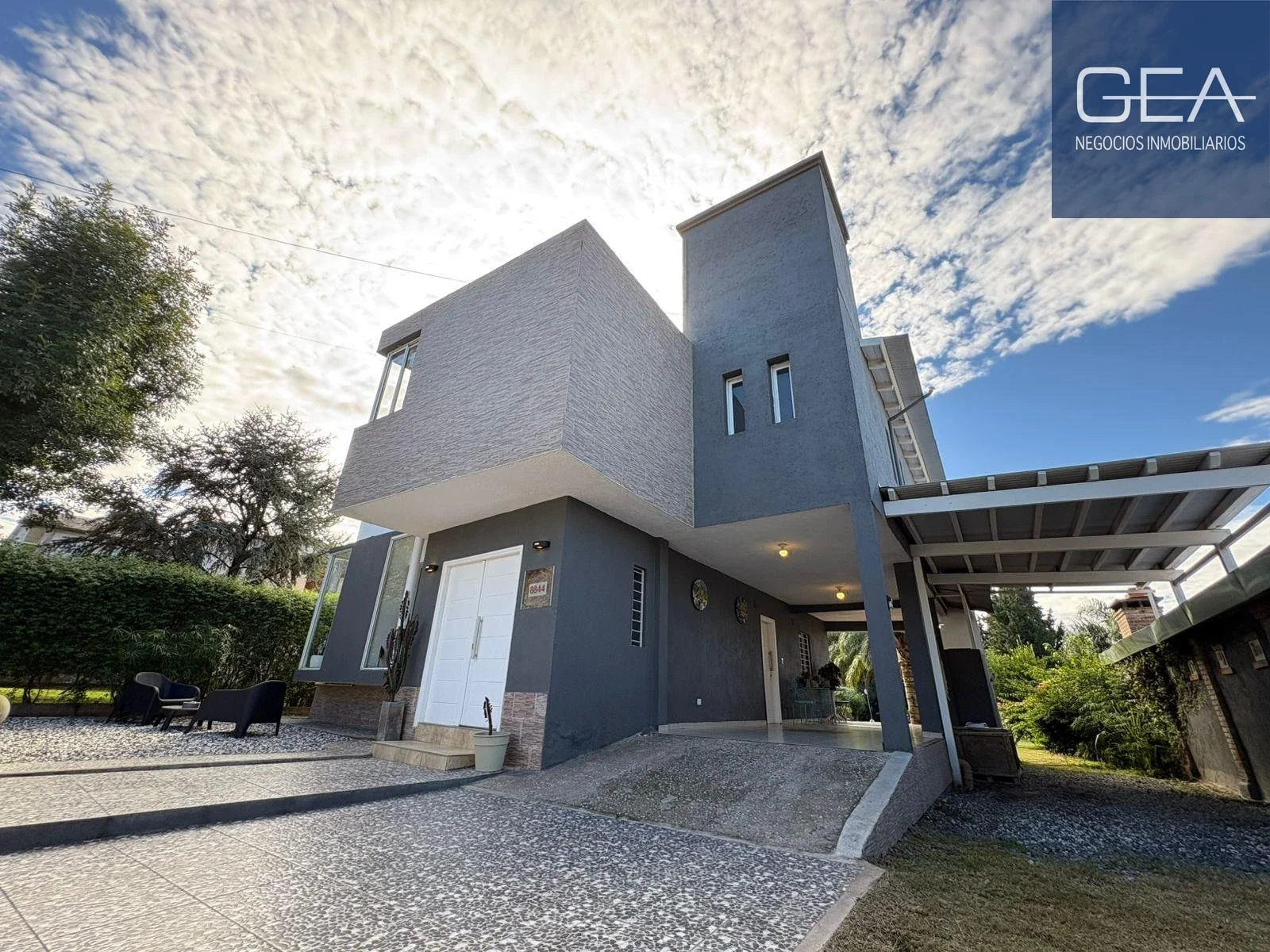 Venta. Villa Rivera Indarte. Casa 4 Dorm., Piscina, Galería, Patio, 4 Cocheras, Moderna. - Imagen 1