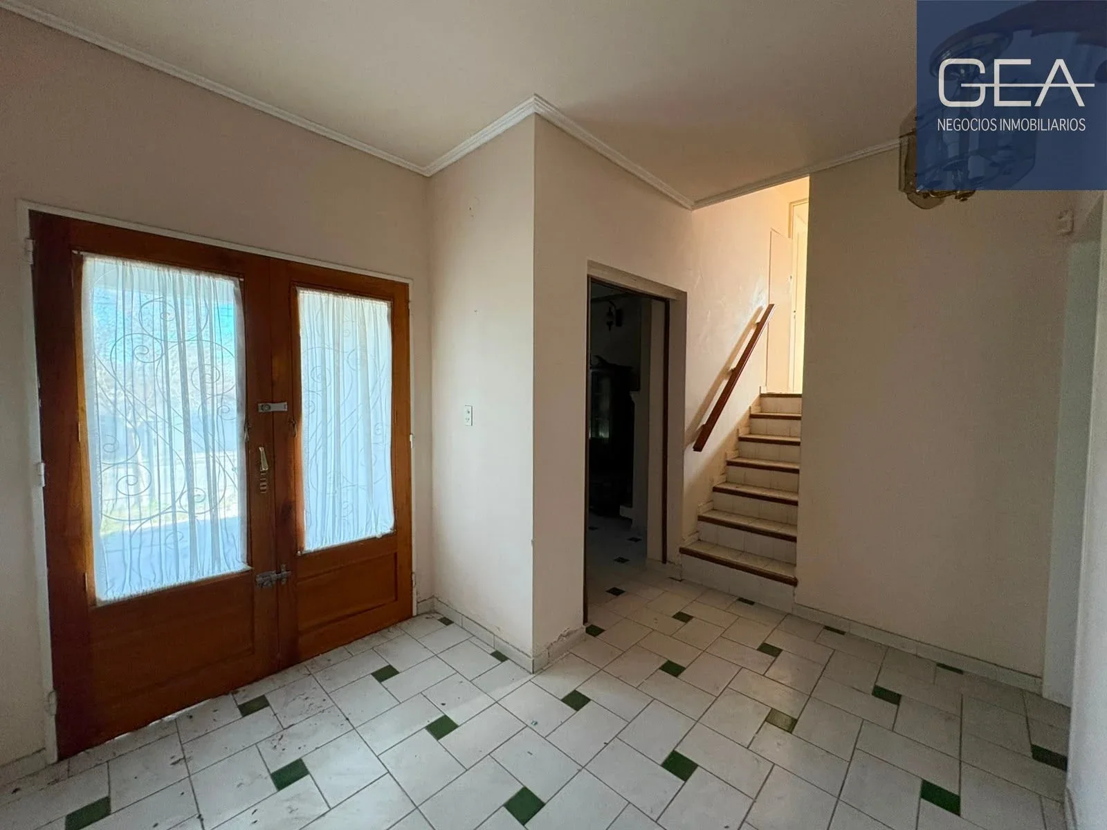 VENTA. VILLA CARLOS PAZ. CASA + DEPTO CON PATIO Y VISTAS. APTA CRÉDITO! COCHERA. - Imagen 3