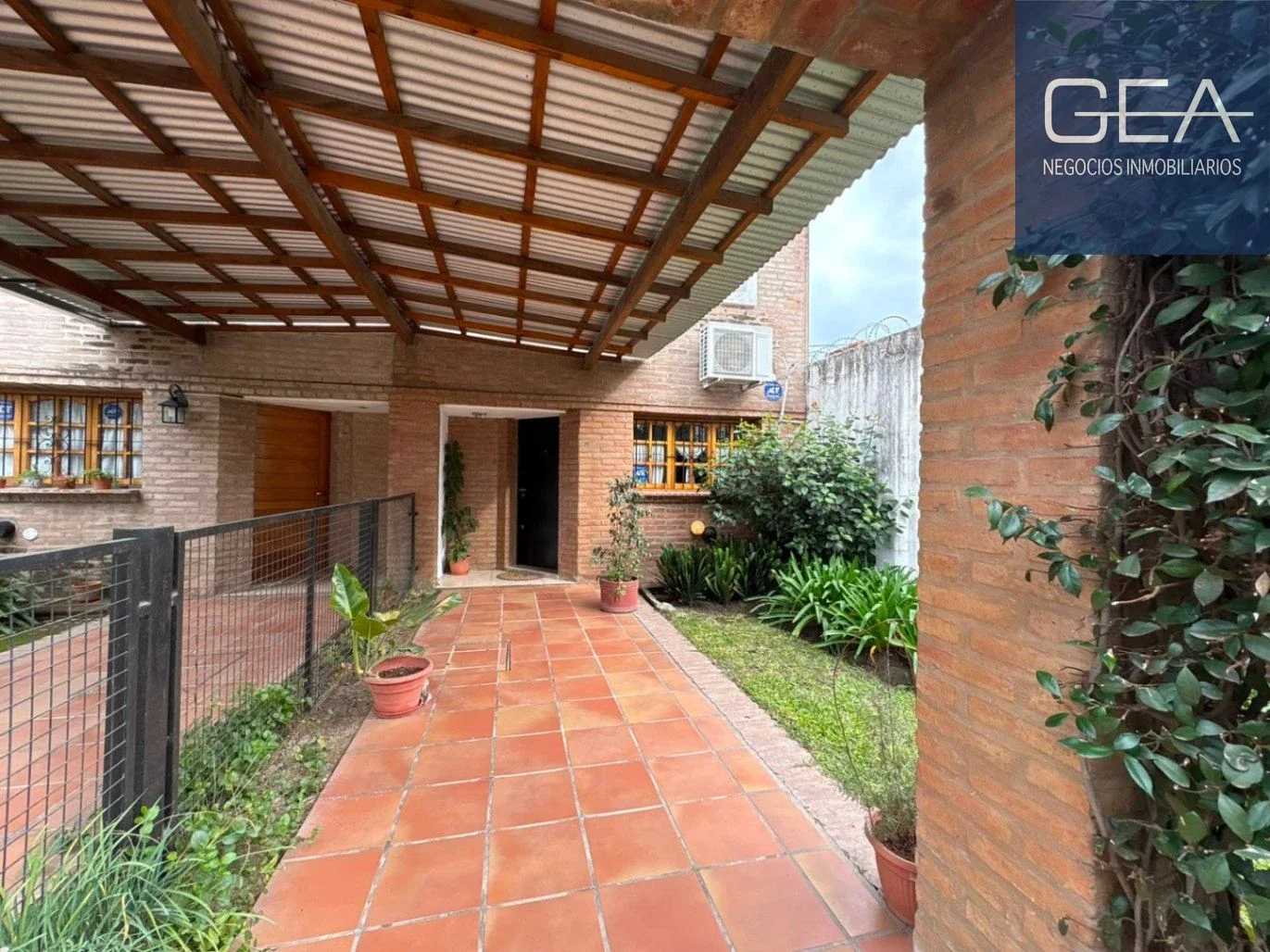 VENTA. B° GRANJA DE FUNES. DÚPLEX 3 DORMITORIOS, GALERÍA, ASADOR, PATIO, COCHERA - Imagen 4