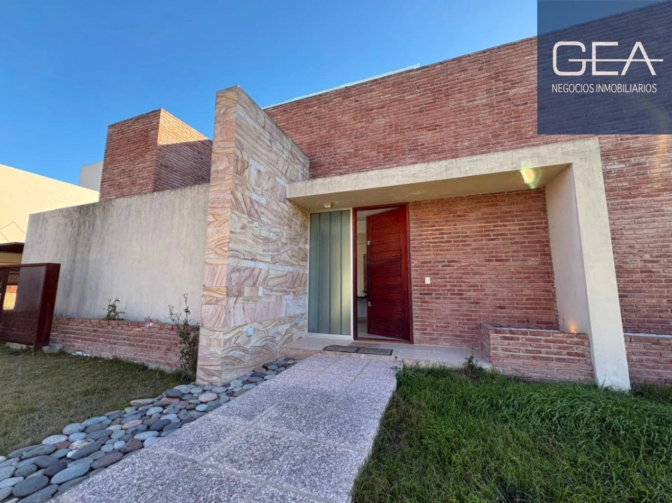 VENTA. LOS CIELOS. VALLE ESCONDIDO. CASA 3 DORMITORIOS, PISCINA, QUINCHO, ASADOR - Imagen 1