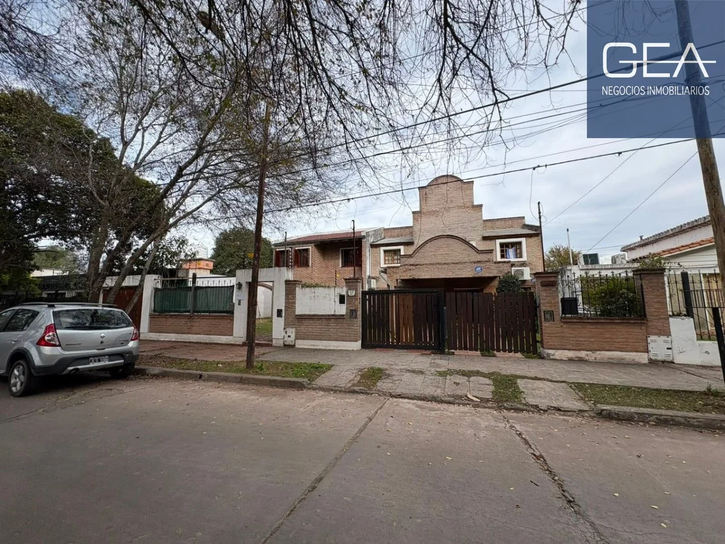 VENTA. B° GRANJA DE FUNES. DÚPLEX 3 DORMITORIOS, GALERÍA, ASADOR, PATIO, COCHERA - Imagen 2