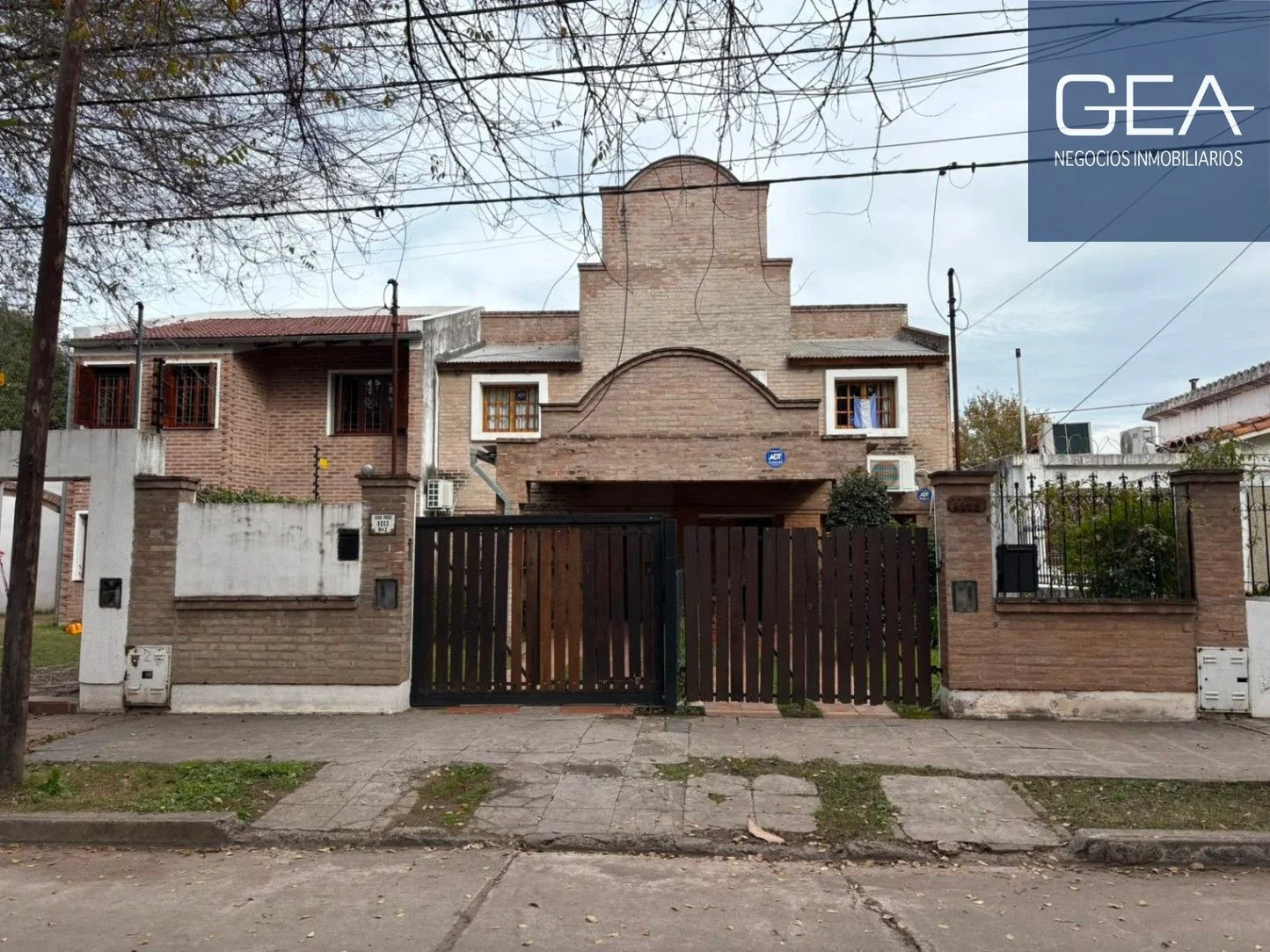 VENTA. B° GRANJA DE FUNES. DÚPLEX 3 DORMITORIOS, GALERÍA, ASADOR, PATIO, COCHERA - Imagen 3