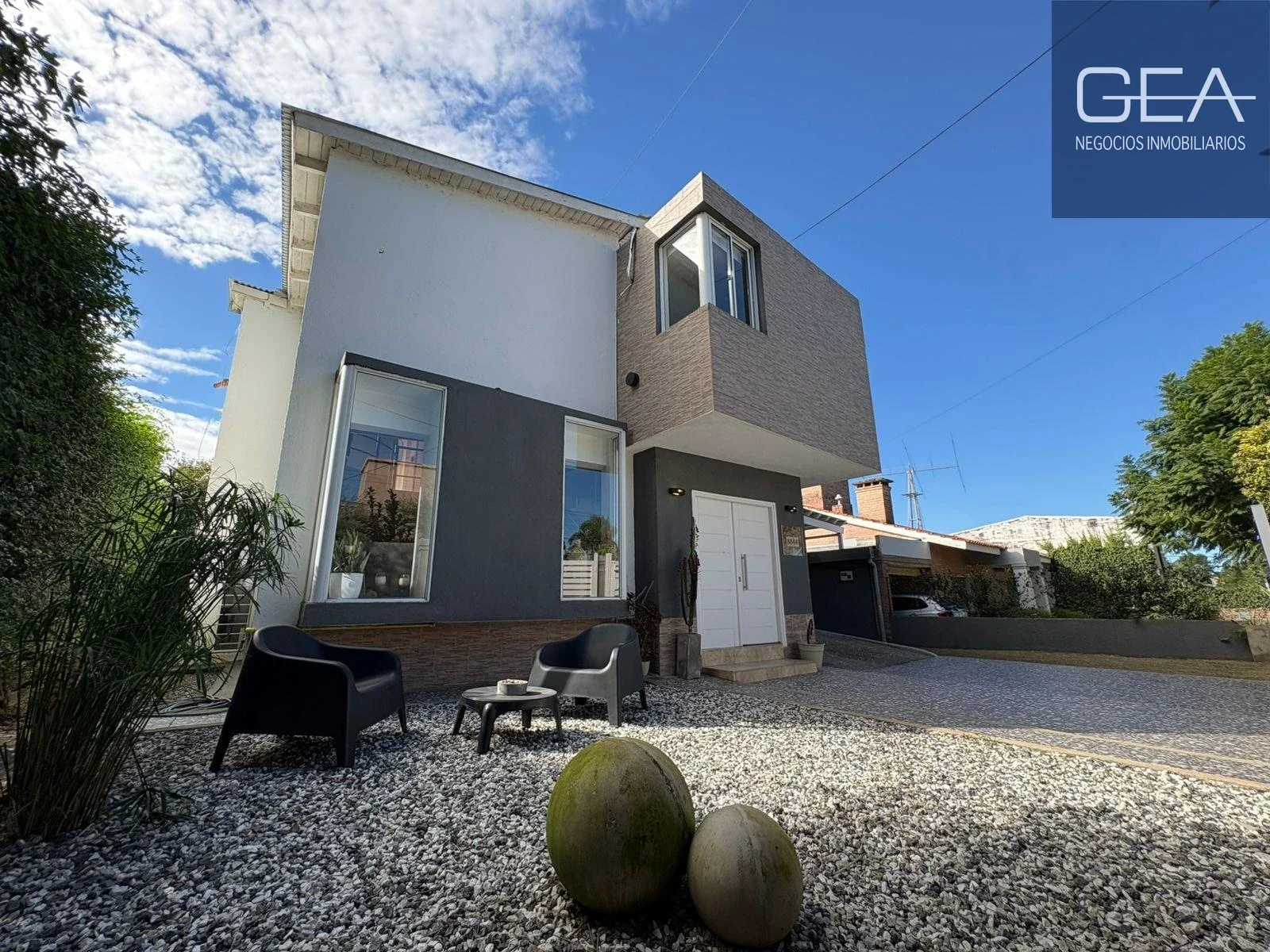 Venta. Villa Rivera Indarte. Casa 4 Dorm., Piscina, Galería, Patio, 4 Cocheras, Moderna. - Imagen 2