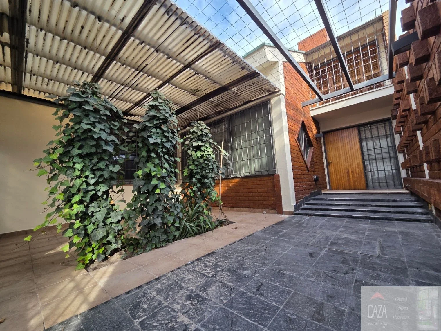 Casa en venta c/ cochera en Villa Nueva - Imagen 2