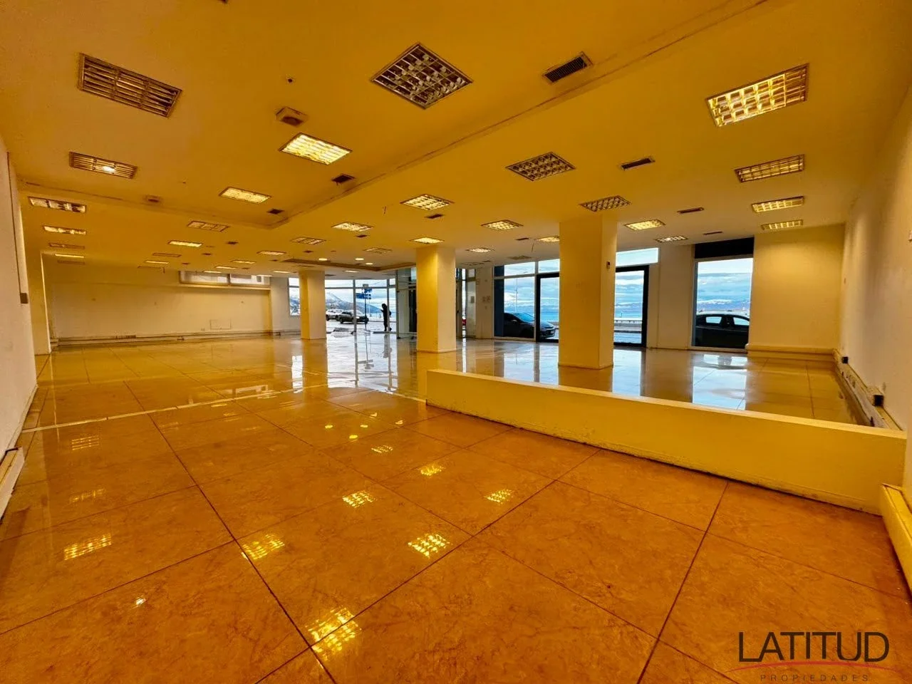 Exclusivo local comercial en pleno centro de Ushuaia con vista al Canal Beagle - Imagen 4