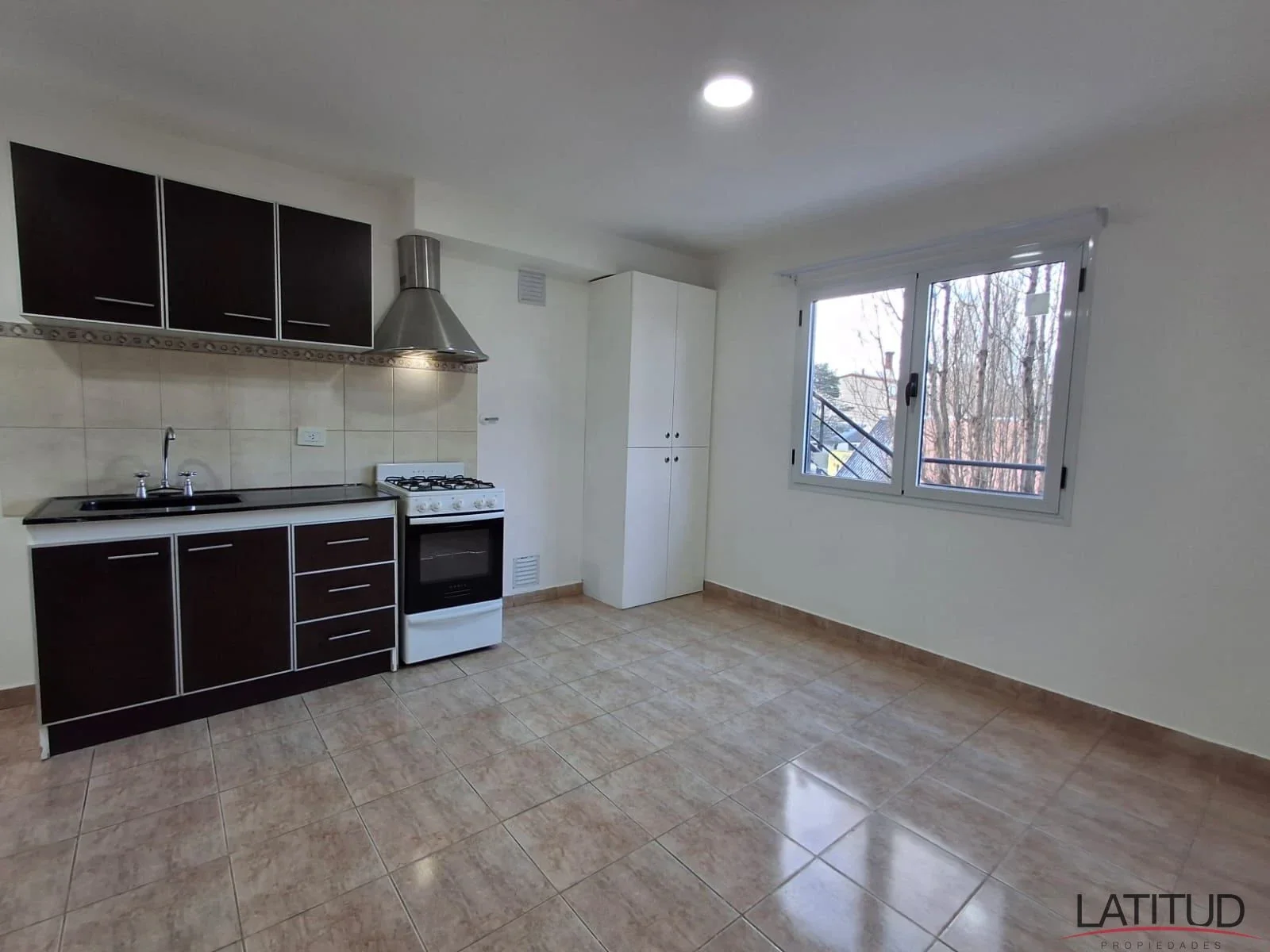 Luminoso departamento de 1 dormitorio en zona comercial Kuanip - Imagen 2