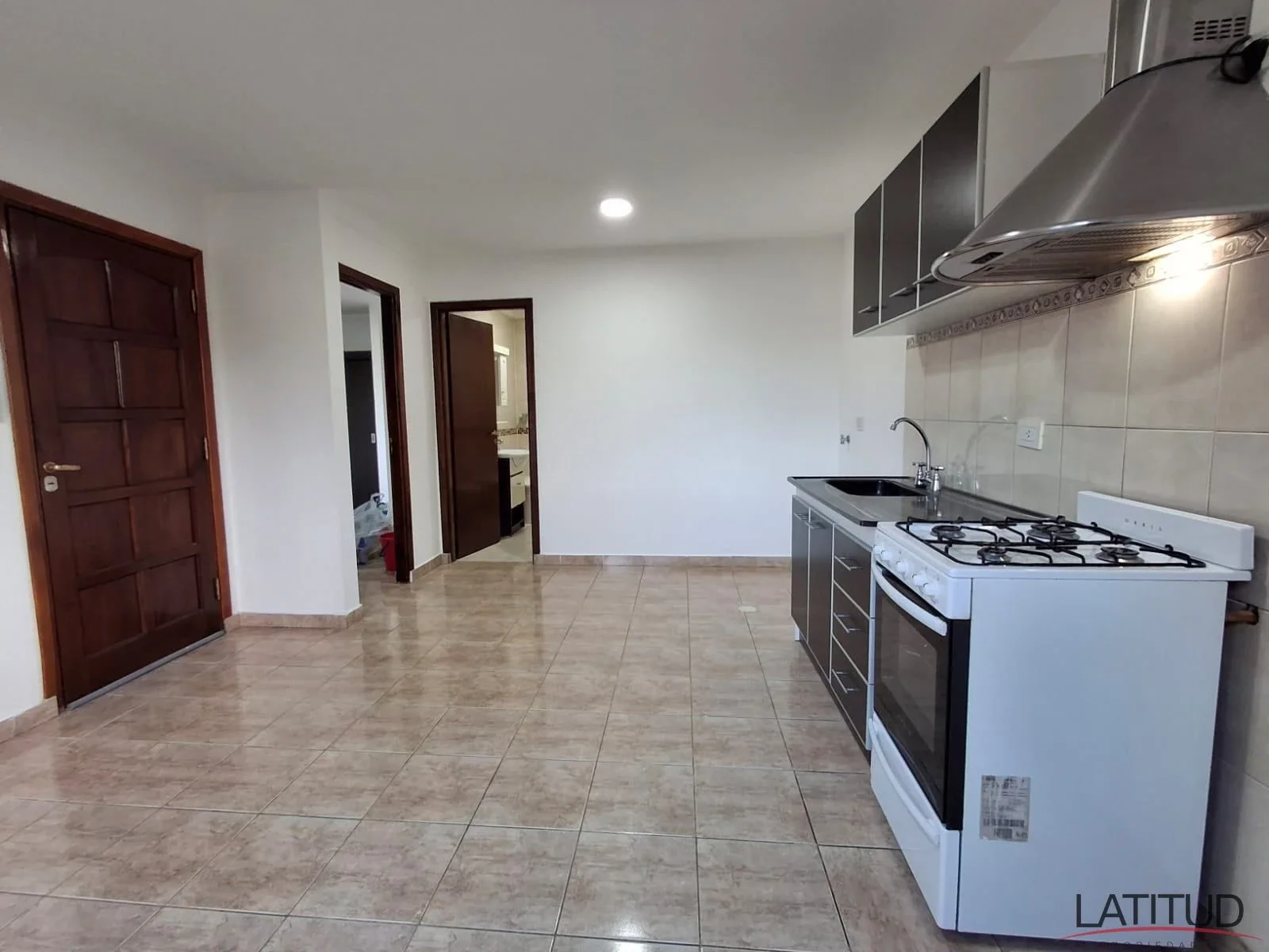 Luminoso departamento de 1 dormitorio en zona comercial Kuanip - Imagen 1