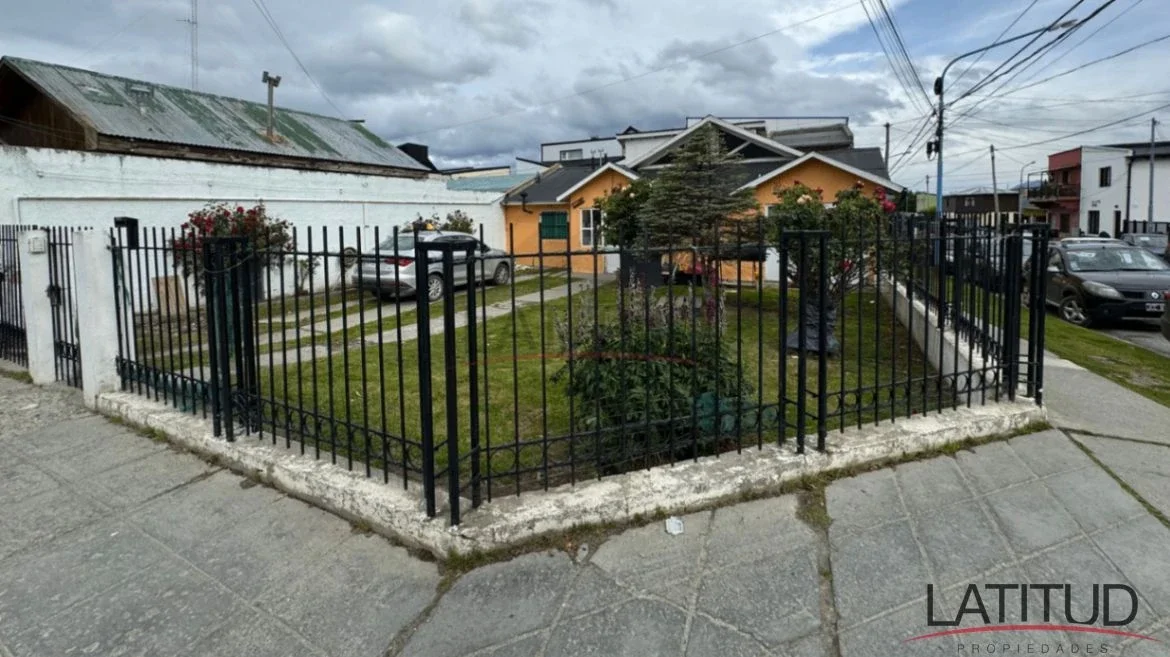 Casa c/ cochera + 2 departamentos en Venta, en Kuanip esquina Lapataia - Imagen 1