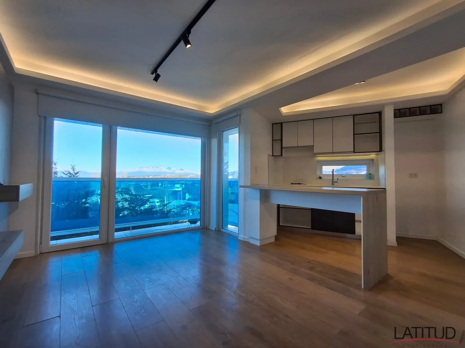 Monoambiente amplio con balcon y cochera - Imagen 1