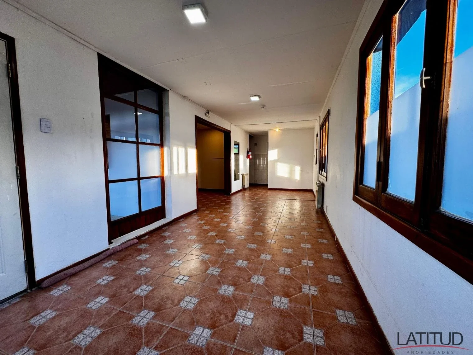 Amplia y luminosa casa en alquiler solo para uso comercial c/cochera descubierta - Imagen 3