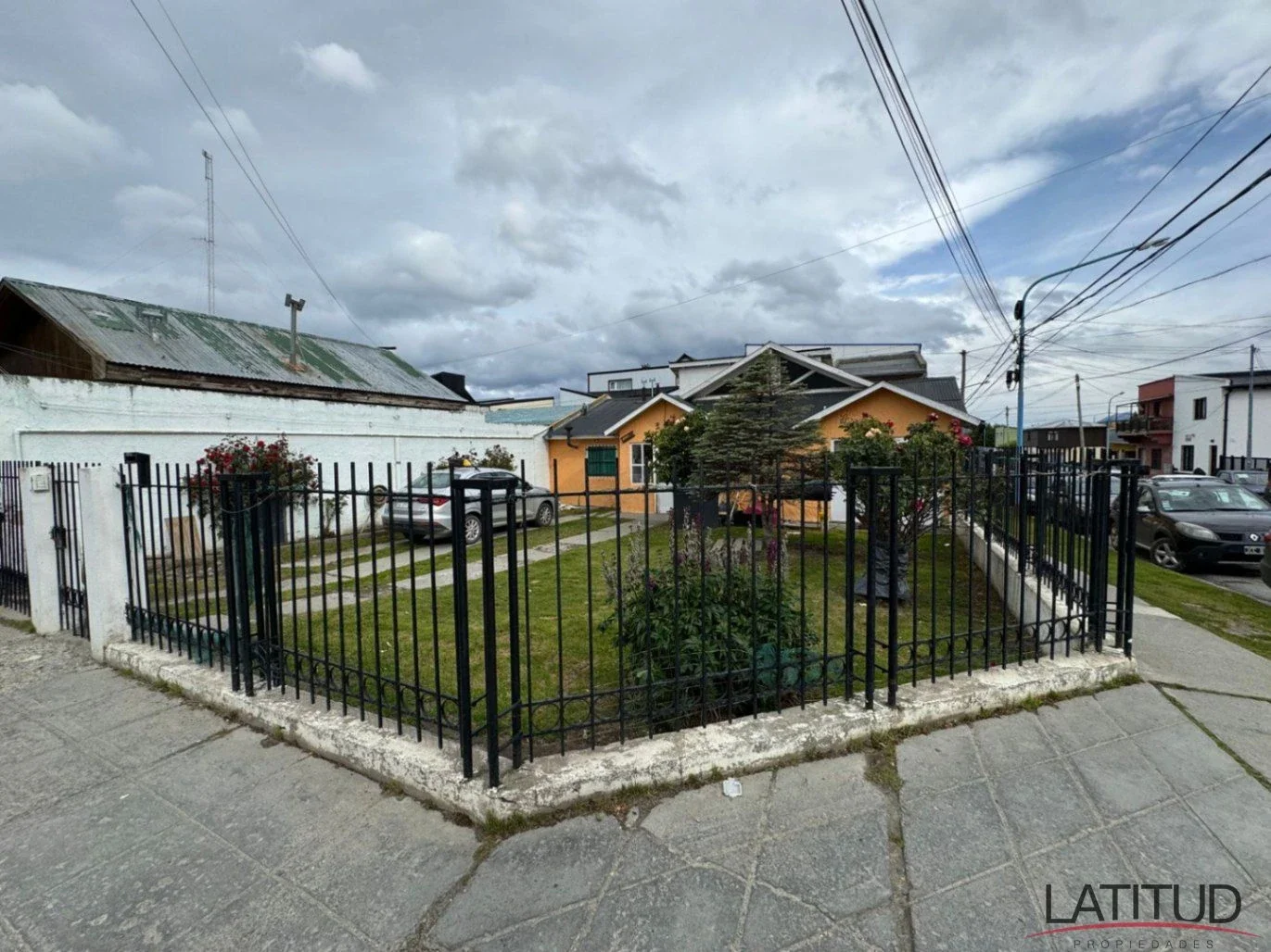 Casa c/ cochera + 2 departamentos en Venta, en Kuanip esquina Lapataia - Imagen 2