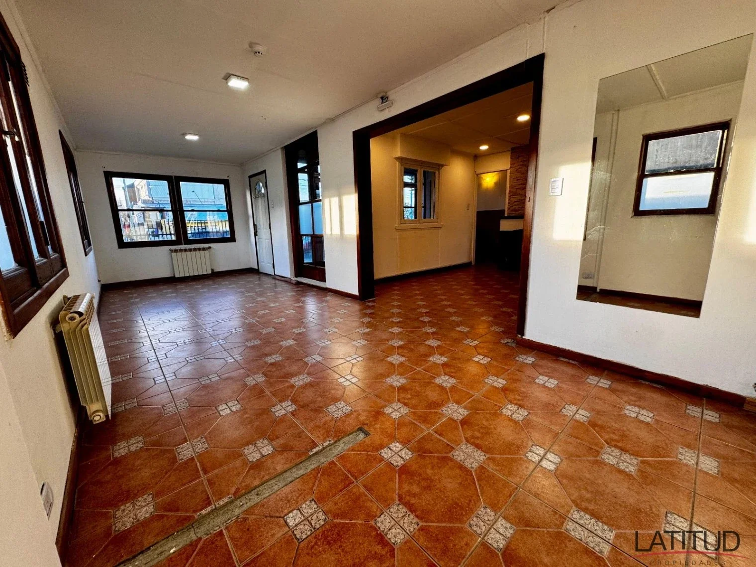 Amplia y luminosa casa en alquiler solo para uso comercial c/cochera descubierta - Imagen 1