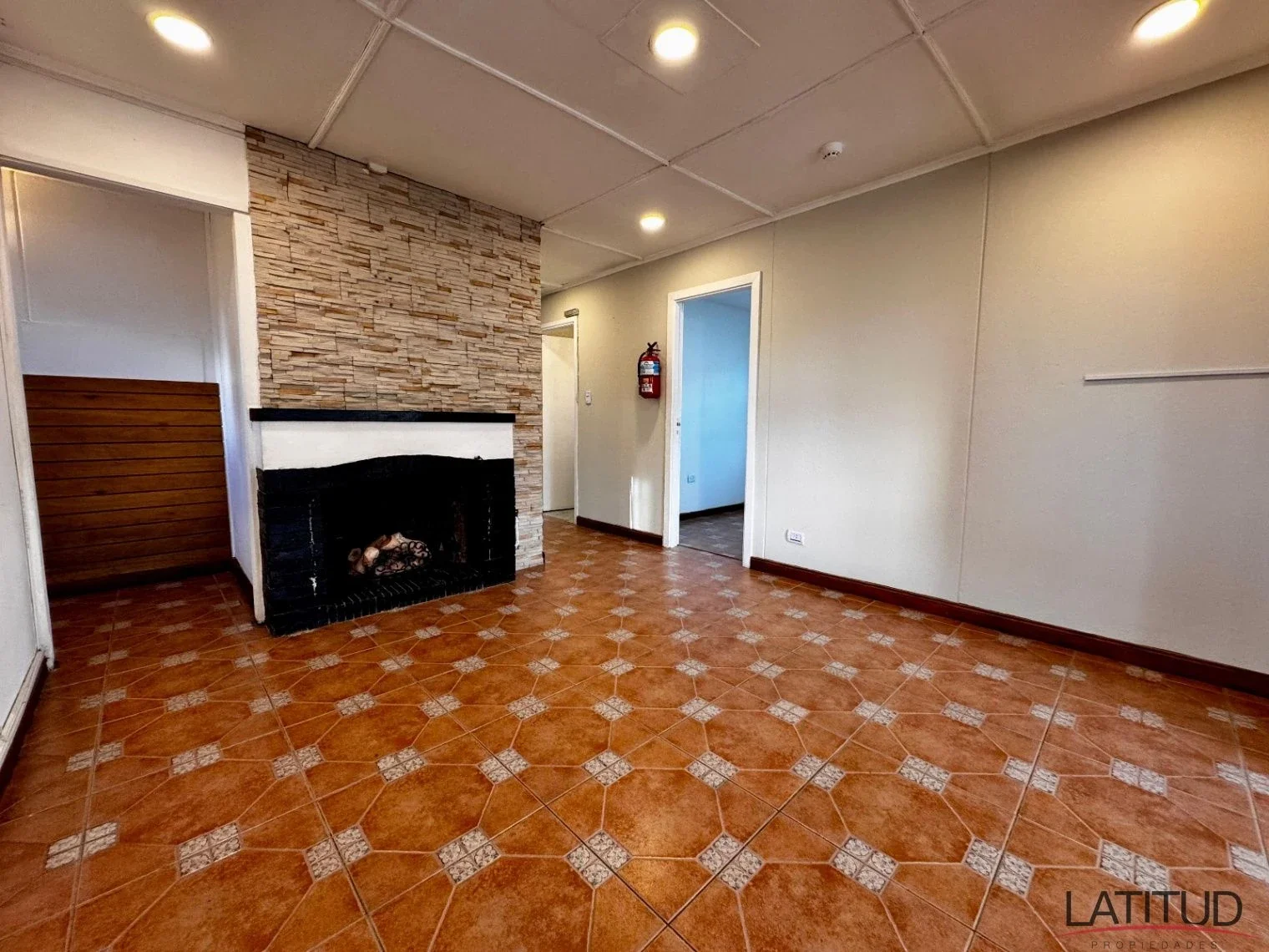 Amplia y luminosa casa en alquiler solo para uso comercial c/cochera descubierta - Imagen 5