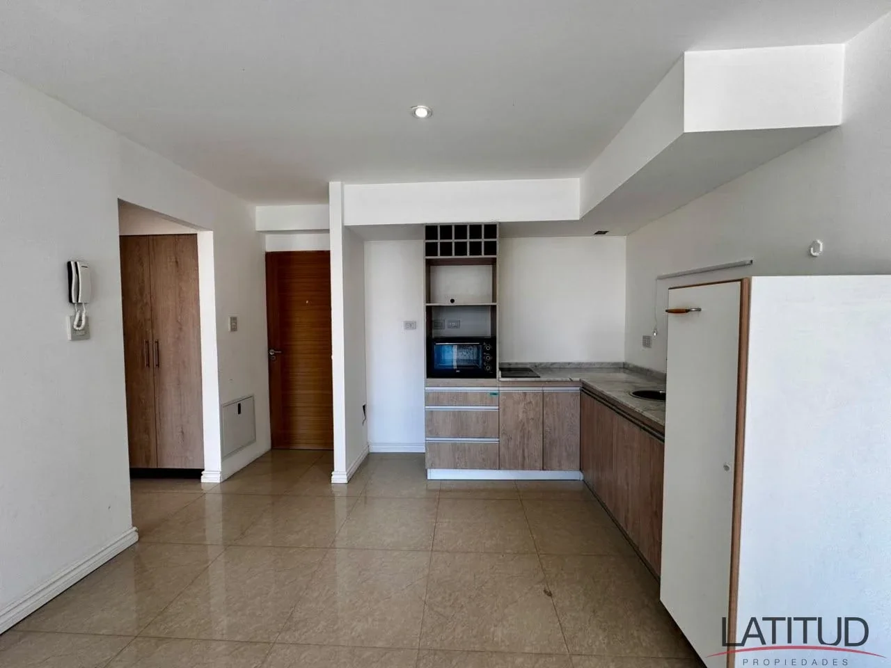 Amplio Departamento de 1 dormitorio con balcón sobre 12 de Octubre - Imagen 2