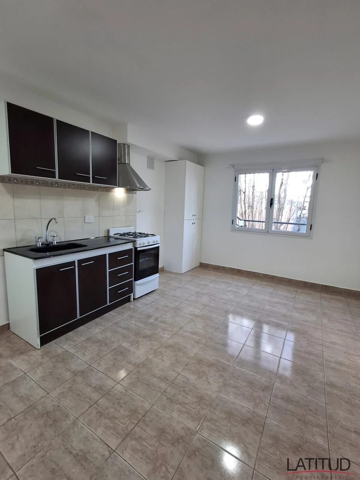 Luminoso departamento de 1 dormitorio en zona comercial Kuanip - Imagen 3