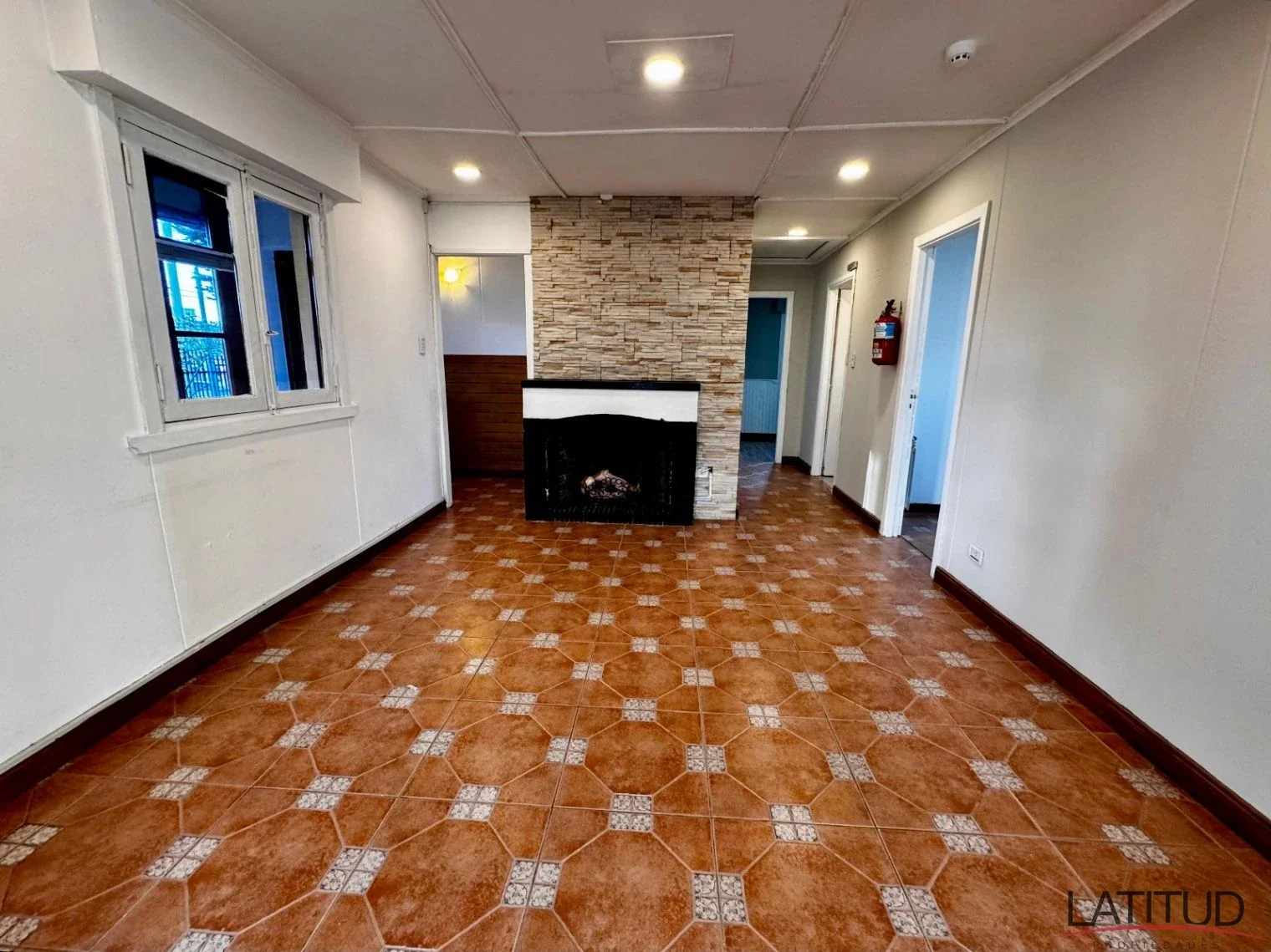 Amplia y luminosa casa en alquiler solo para uso comercial c/cochera descubierta - Imagen 4