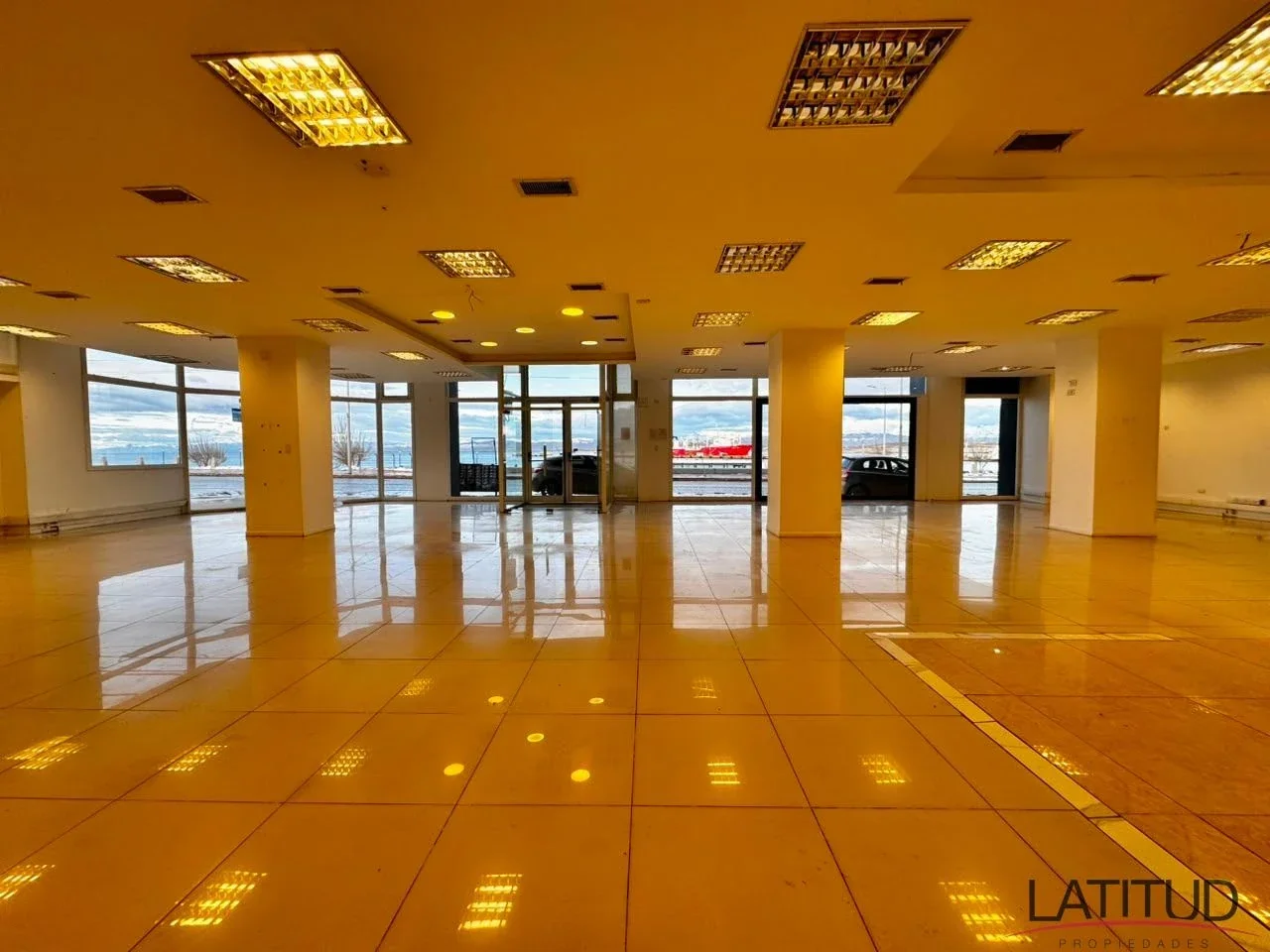 Exclusivo local comercial en pleno centro de Ushuaia con vista al Canal Beagle - Imagen 5