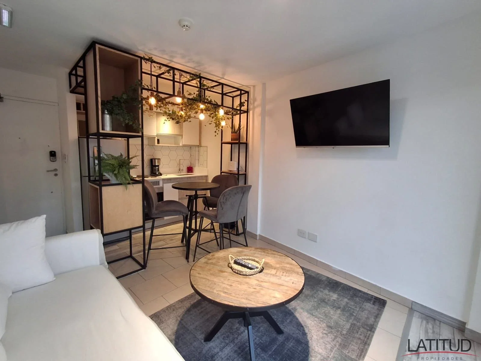 Departamento amoblado con balcon y vista a la montaña - Zona centro - Imagen 2
