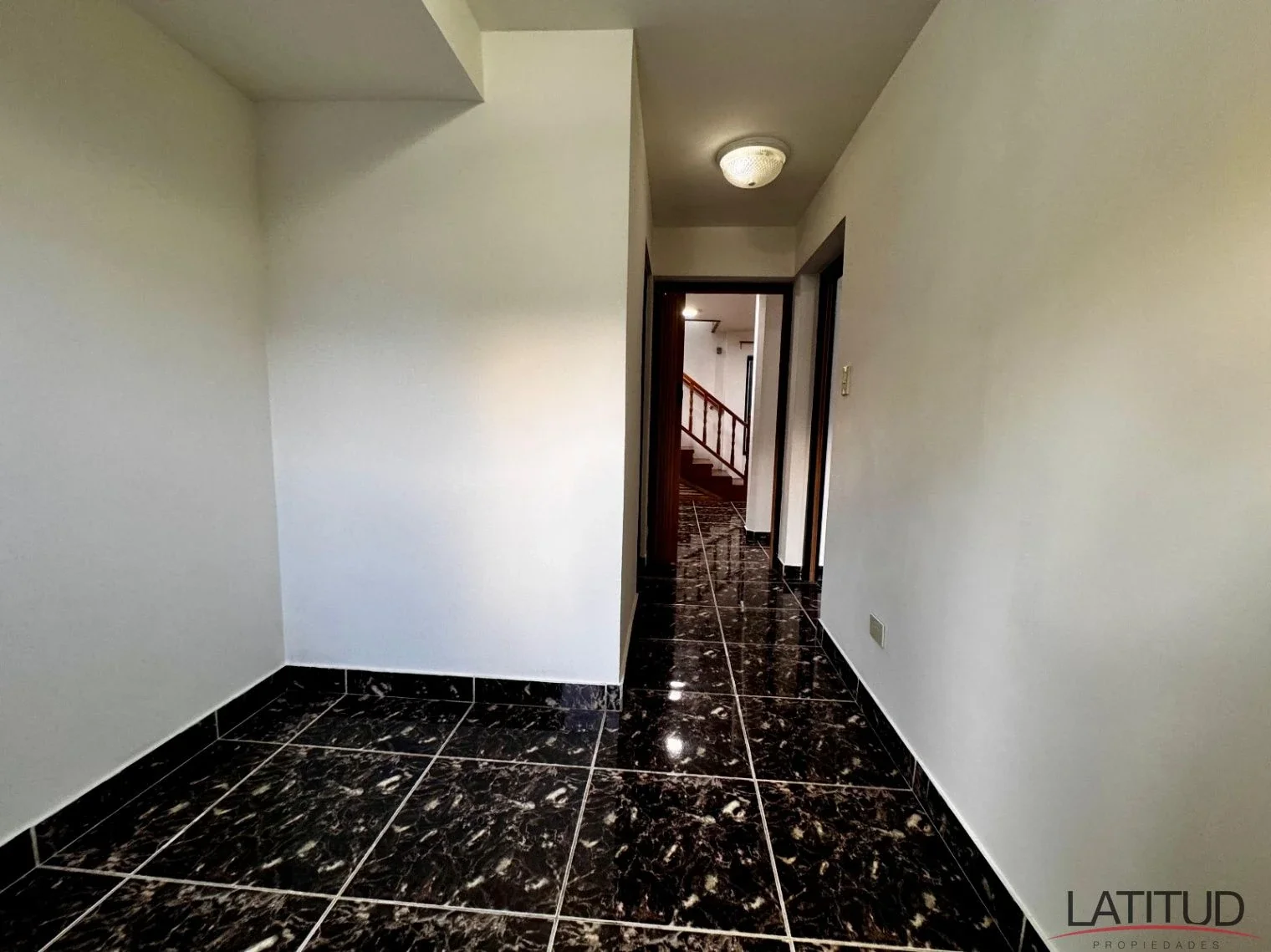Amplia y luminosa casa en calle Olmo - Imagen 3