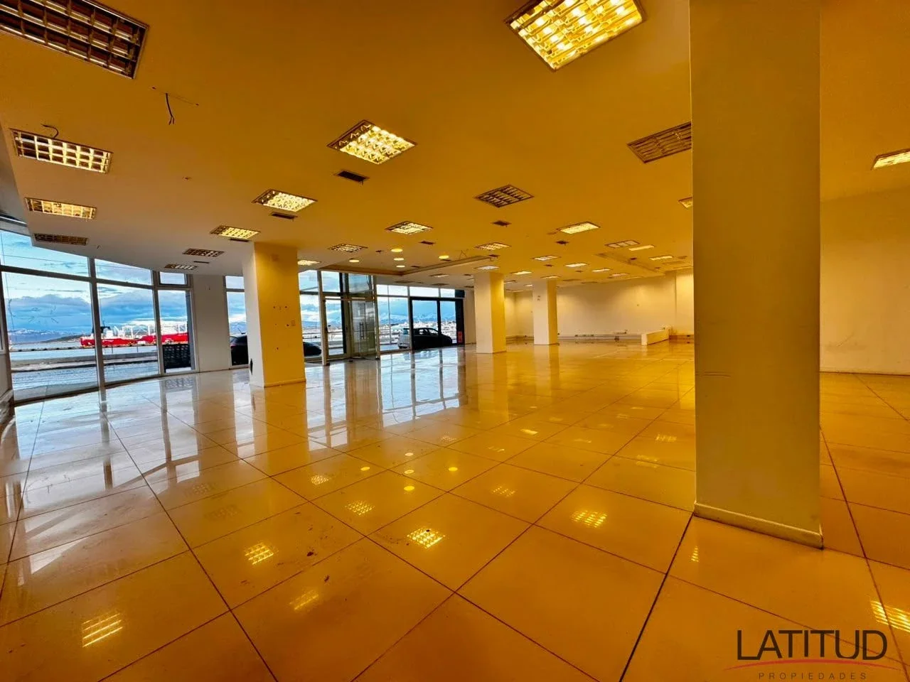Exclusivo local comercial en pleno centro de Ushuaia con vista al Canal Beagle - Imagen 3