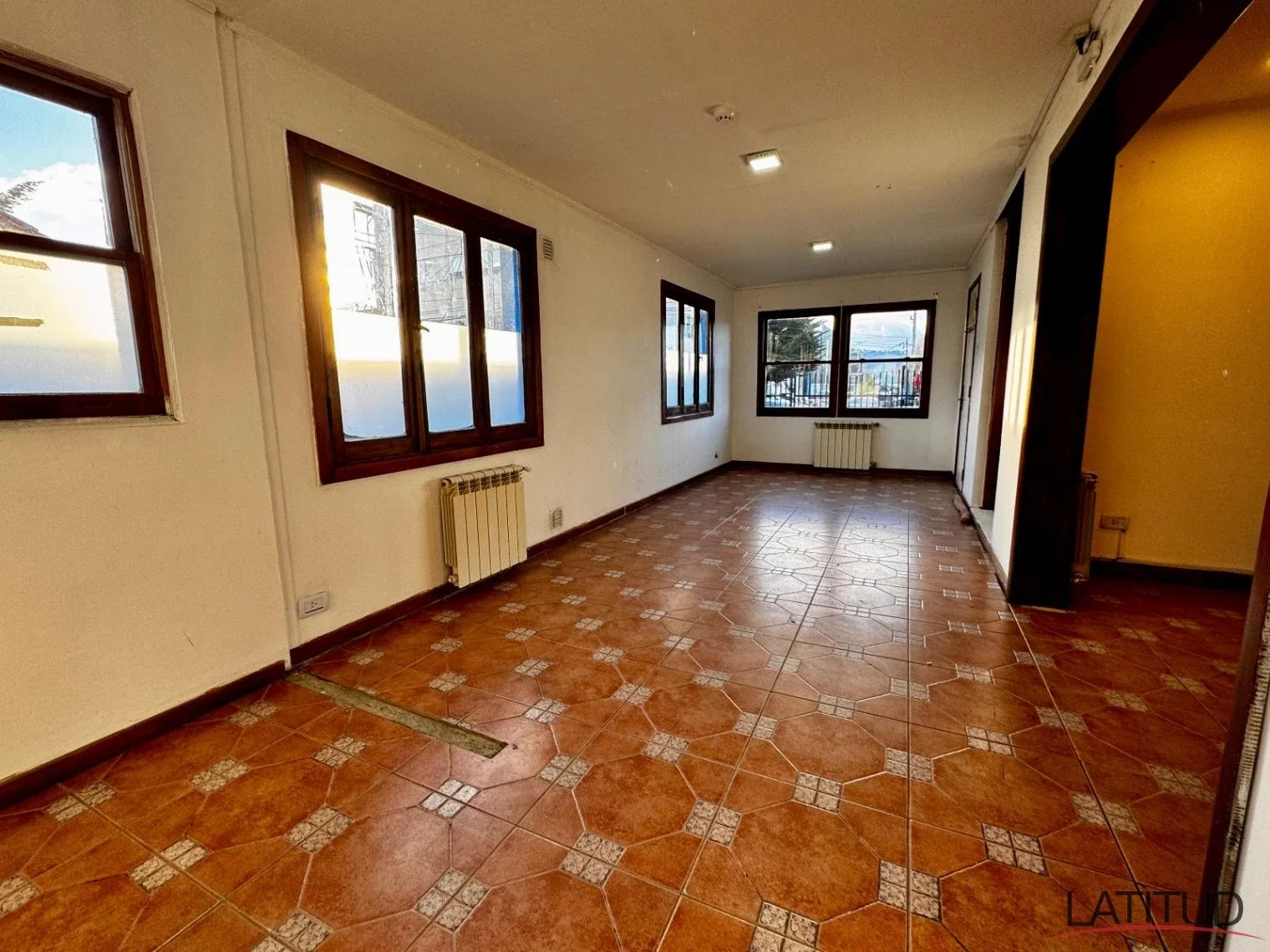Amplia y luminosa casa en alquiler solo para uso comercial c/cochera descubierta - Imagen 2