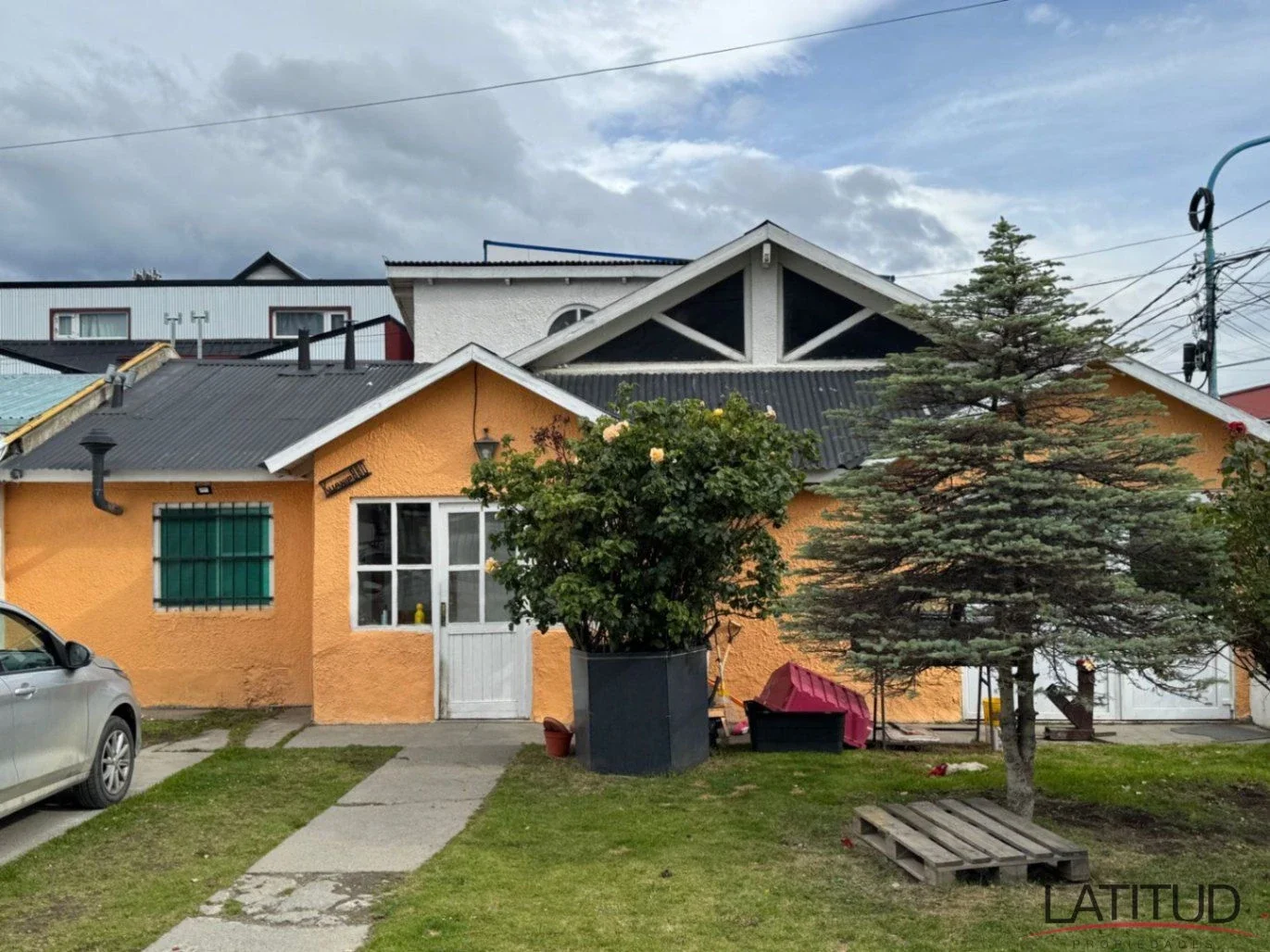 Casa c/ cochera + 2 departamentos en Venta, en Kuanip esquina Lapataia - Imagen 5